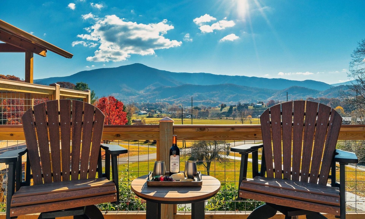 Wears Valley Ski Chalet | EpicViews!~EasyRoads!~HotTub~Firepit~PoolOpen!