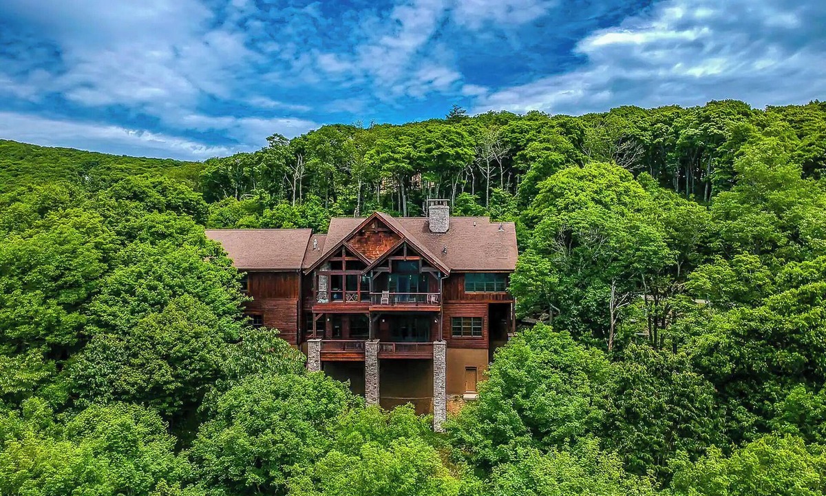 West Jefferson Cabin | Escape the Heat, Embrace the Mtns! 6BR/5BA w/Views Near West Jefferson