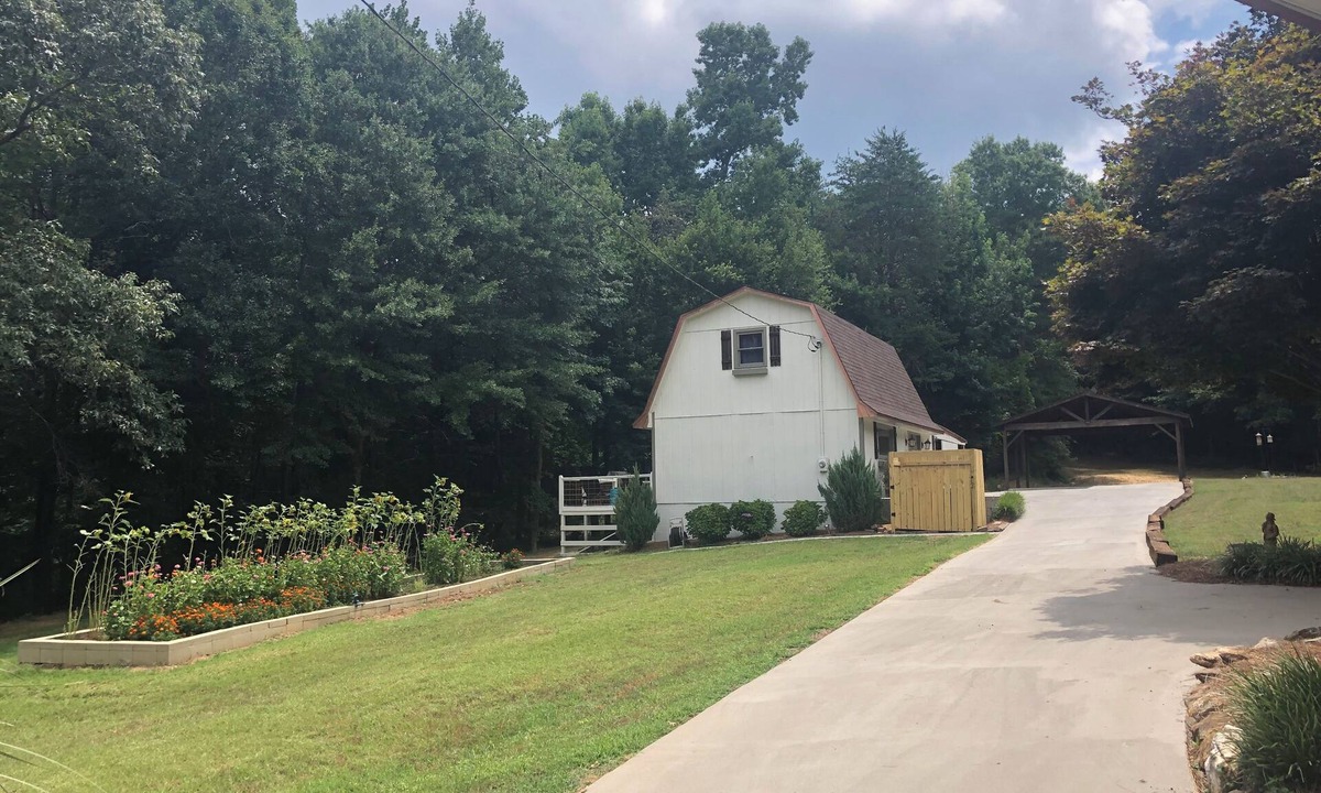Lavonia Cottage | ESCAPE to Lake Hartwell. Large, 2/1 guest cottage on 5.29 acres with dock.