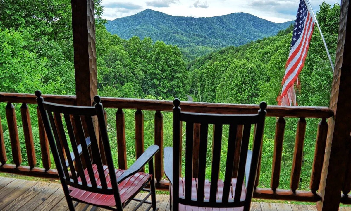 Warrensville Cabin | Experience comfort at Incommunicado in Warrensville, NC—a cozy 4-bedroom cabin for 10!