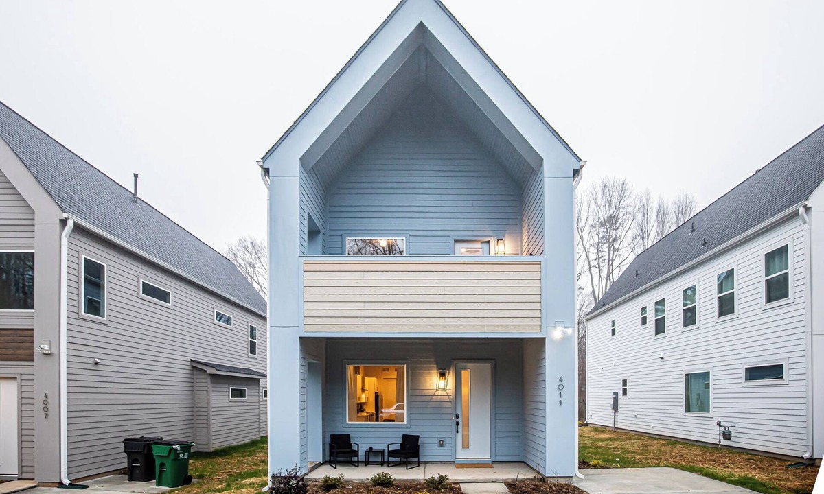 Sugar Creek House | Fabulous 4-bedroom house with Central AC in charming Charlotte close UNC & NoDa