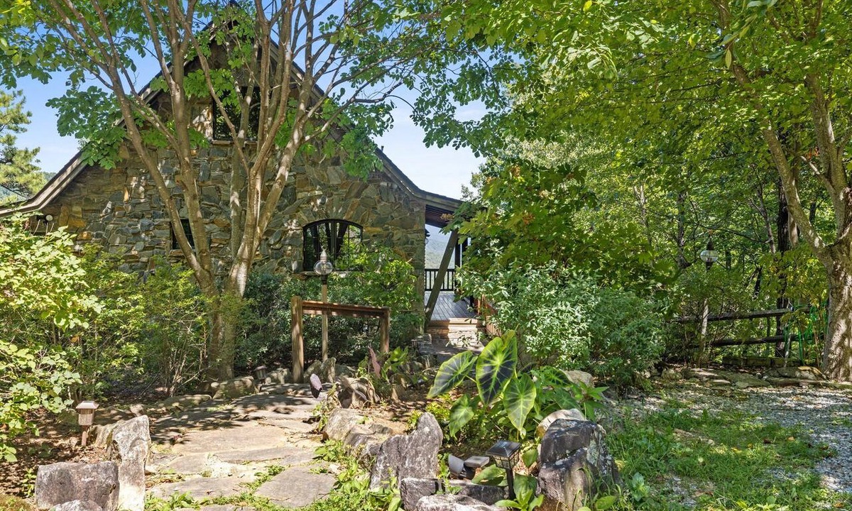 Black Mountain Cabin | Fairytale 3-bedroom cabin in lovely Black Mountain with Views, WiFi, Hot Tub