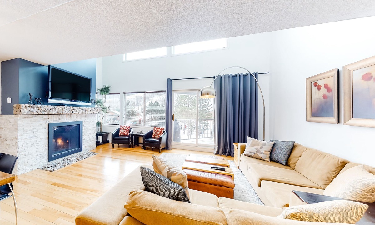 The Blue Mountains Condo | Family-friendly condo with balcony ski in ski out & views