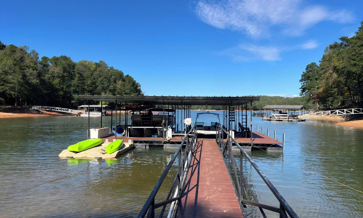 Martin House | Family-Friendly 5BR Lake Hartwell Lakefront Getaway with Dock ~ Sunset Shores