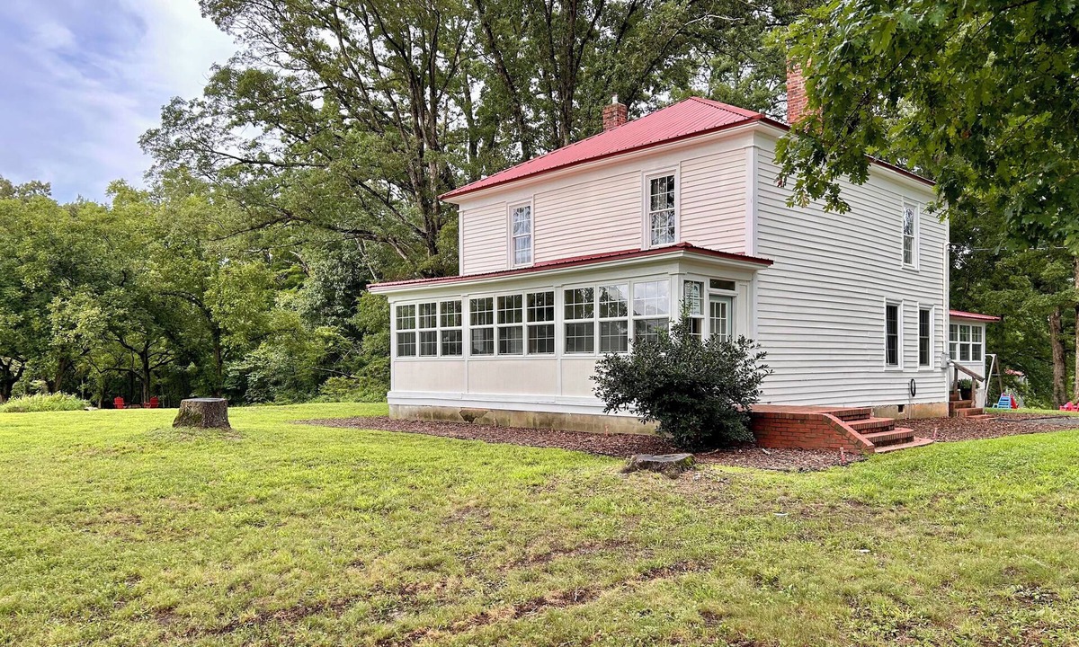 Clarksville House | Family friendly farmhouse w/ample parking for boats/trailers - 6 miles