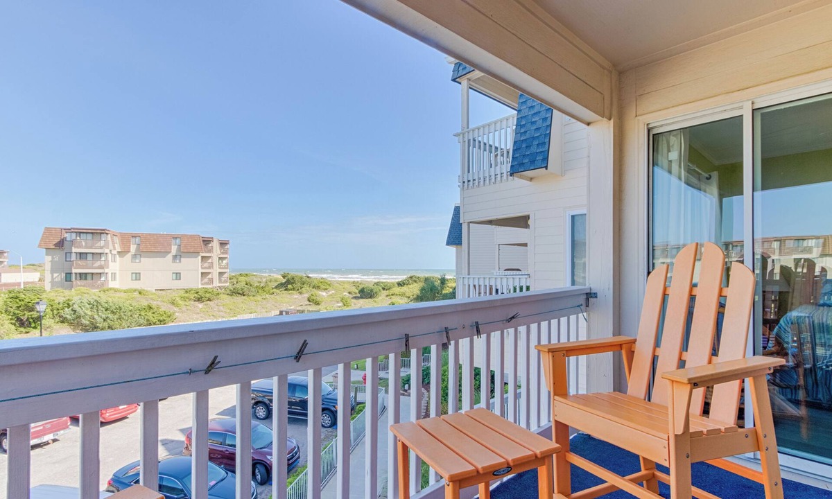 Morehead City Condo | Family-Friendly Beach Escape – 2BR Condo with Resort Amenities