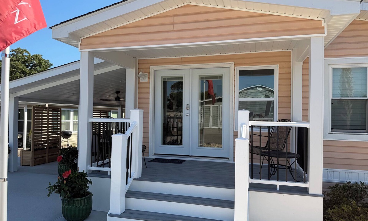 Garden City Cottage | Family-friendly Cottage minutes from the beach. Dogs welcomed- additional fee.