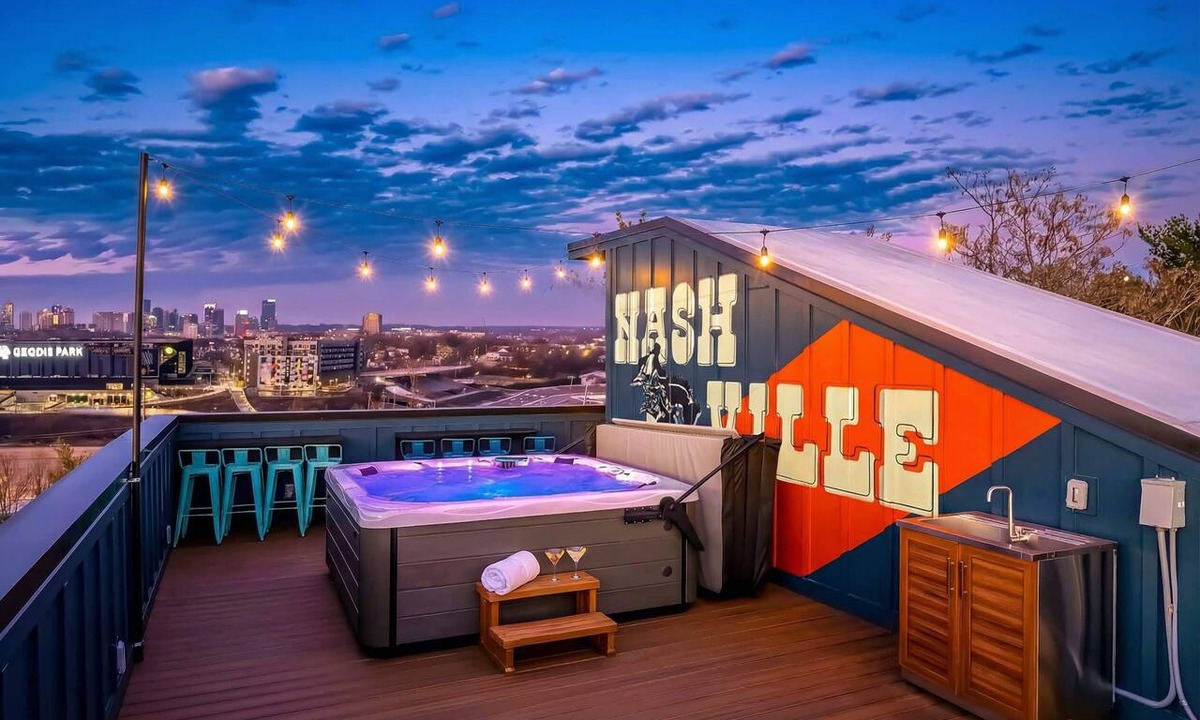Hurwood Heights House | Family getaway: rooftop hot tub, sauna & sleeps 12 near Geodis Park