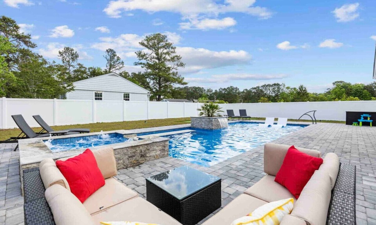 Socastee House | Family Paradise: Pool, Hot Tub, Putting Green & More