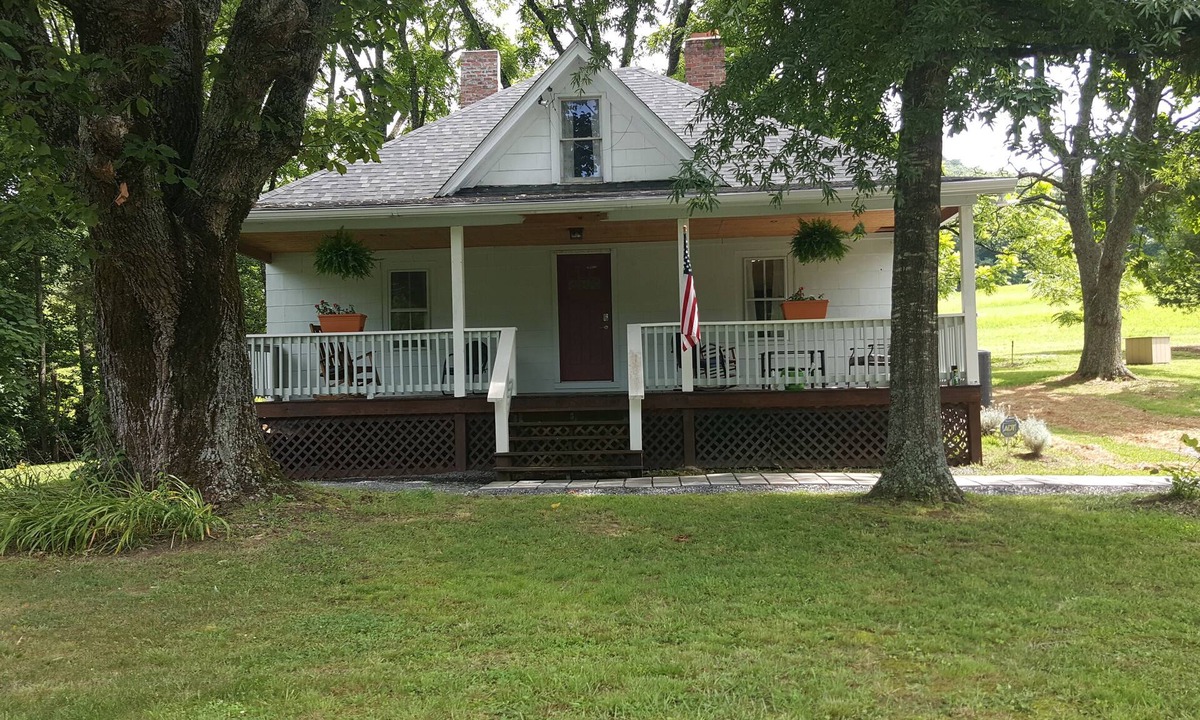 Mount Airy House | Farm house at the Peach Orchard in Mtns - Pet Friendly
