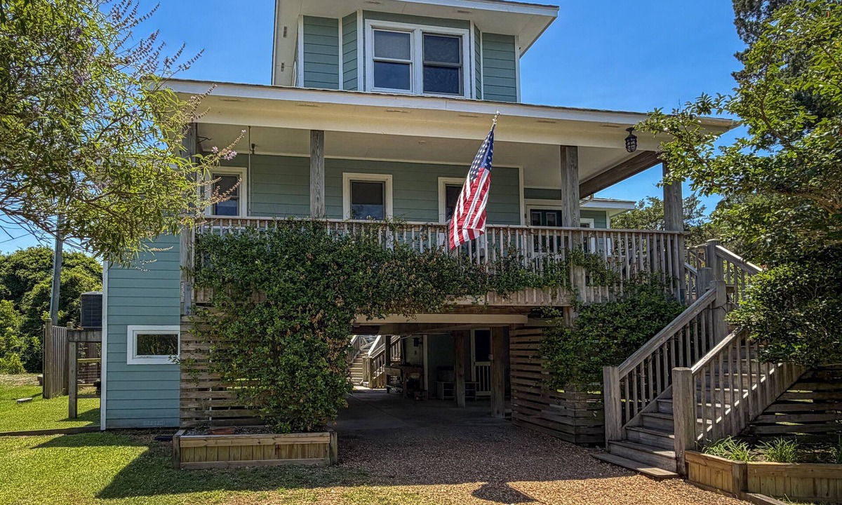 Ocracoke House | Follow The Heron: Fantastic home with lots of decks.