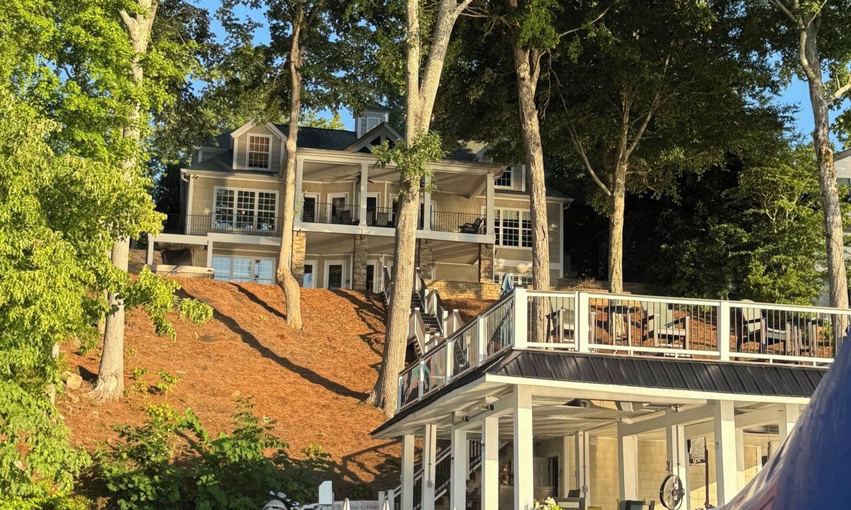 Macon House | Free Night Included - Hot Tub, Main Lake Views & boat to near by Restaurants