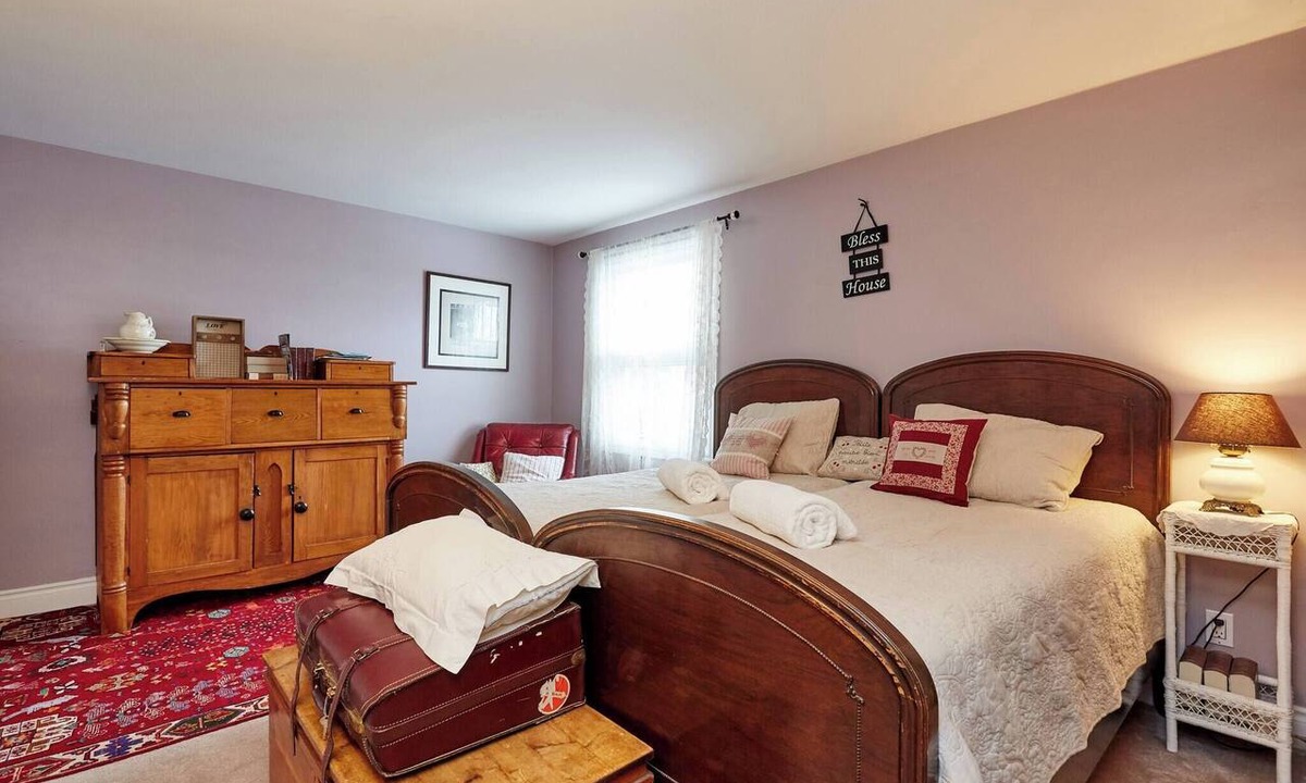 Burlington House | French Nest, private bathroom! Check the pictures