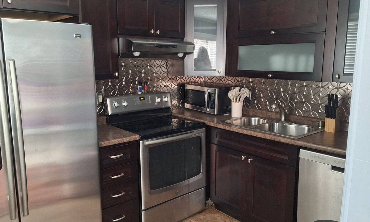 Downtown Knoxville Apartment | Fully furnished 2-bedroom close to UT and medical facilities.