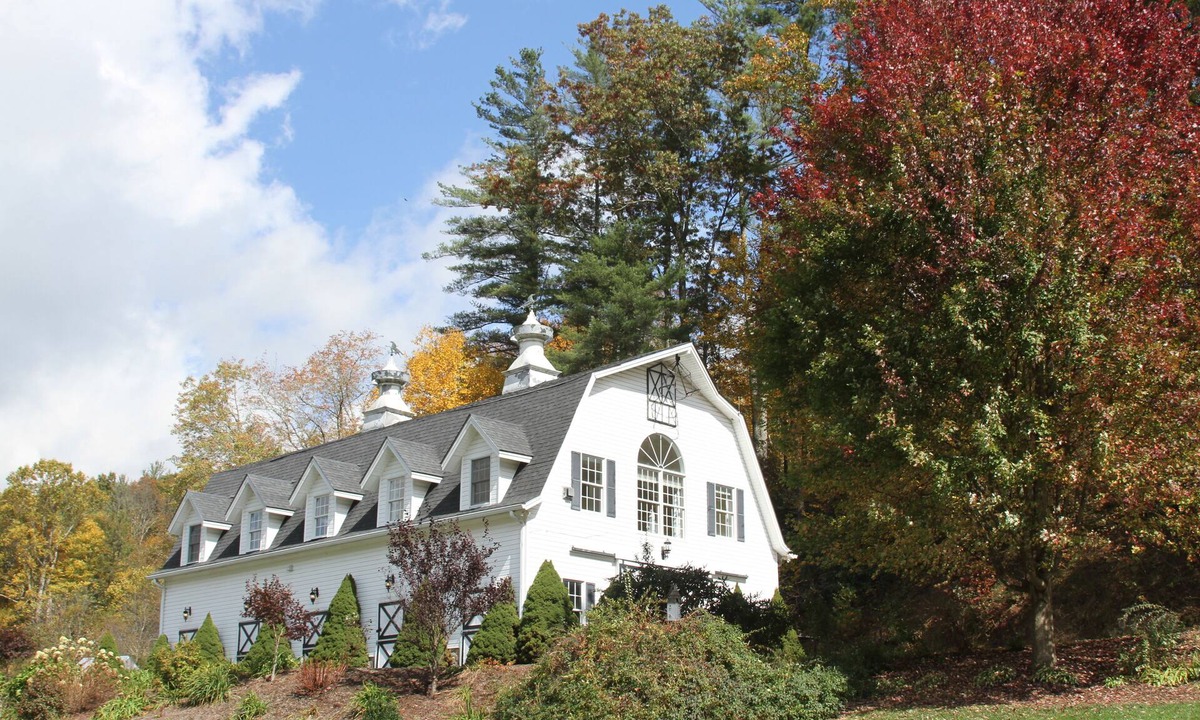 Fleetwood House | "Garden Gate Barn Loft" - Luxurious Couple's Getaway on the New River