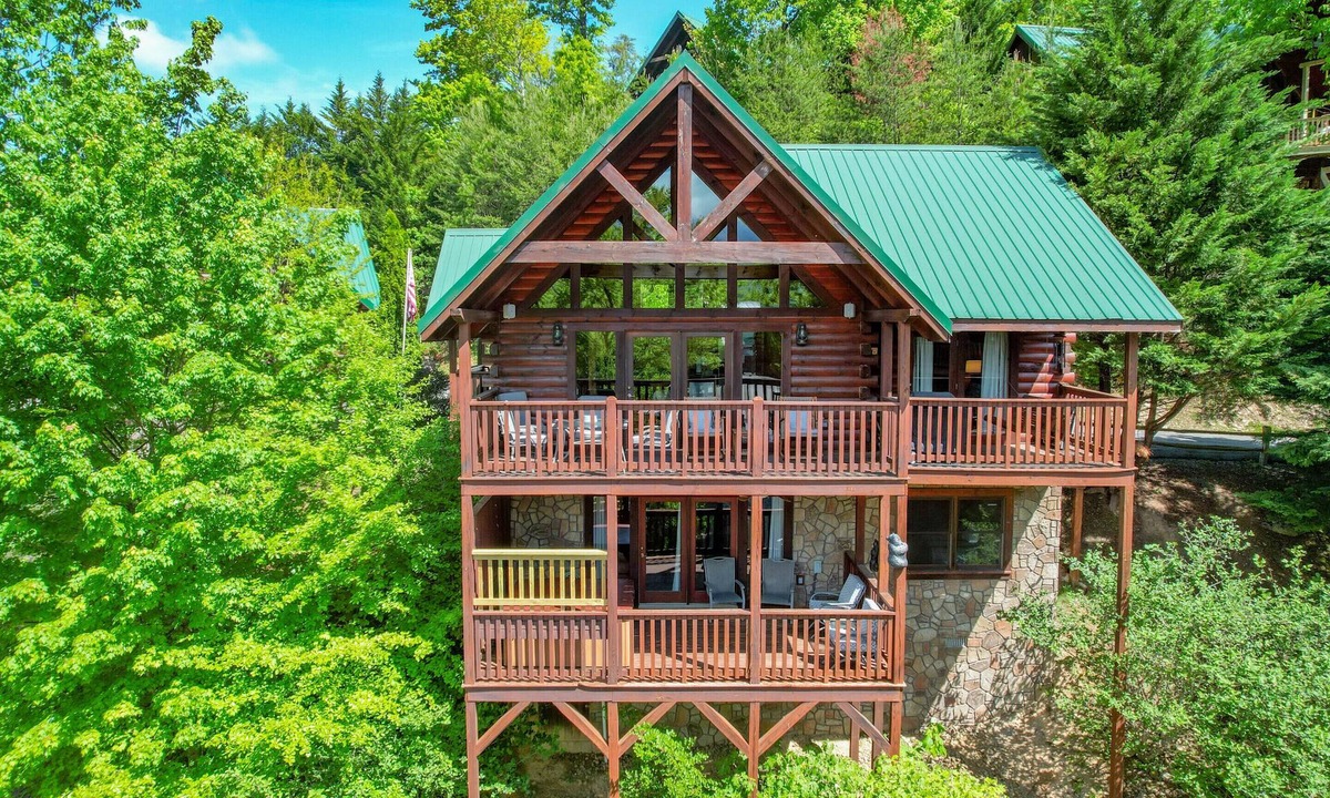 Black Bear Falls Cabin | Gatlinburg Cabin · Hot Tubs & Game Room · Sleeps