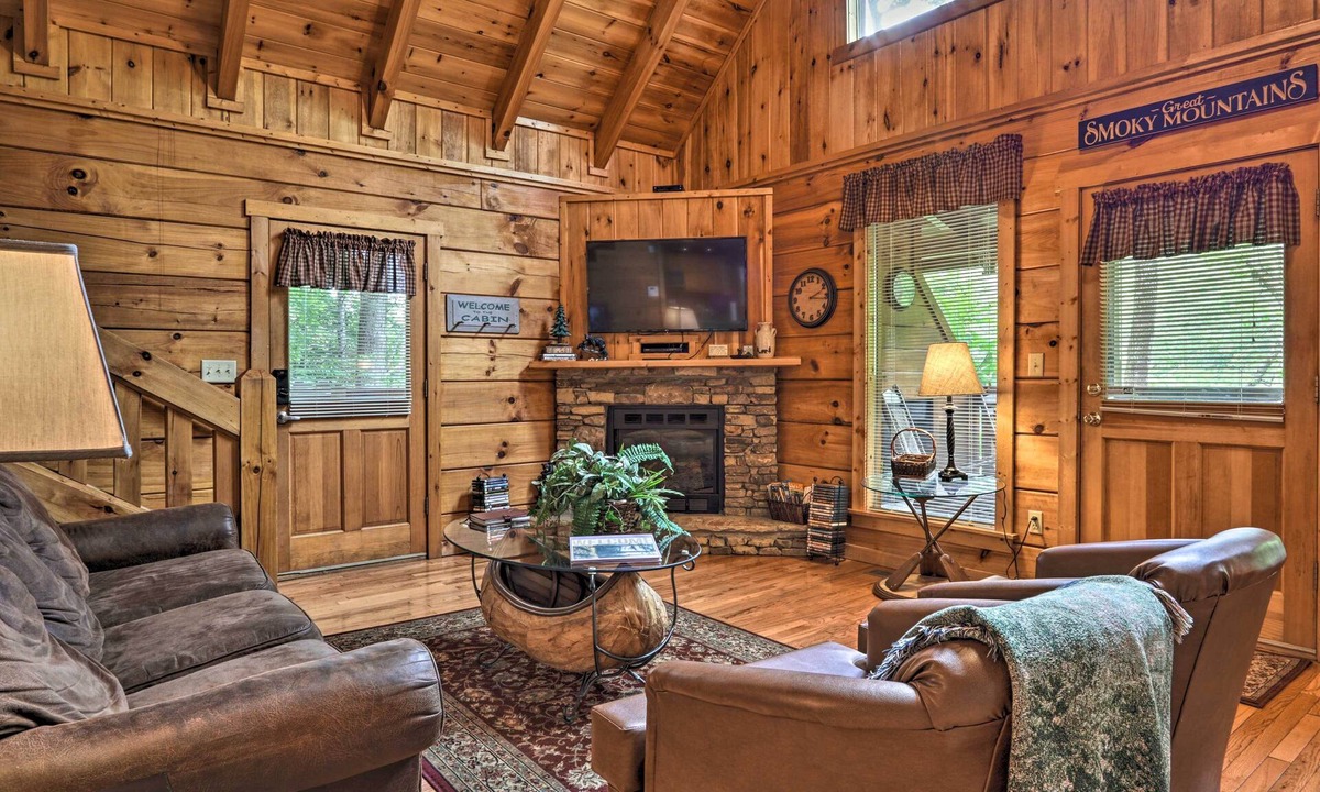Gatlinburg Cabin | Gatlinburg Mountainside Escape w/Deck & Hot Tub!