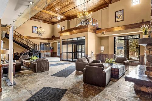Golden Hotel | Glacier & Mountaineer Lodge