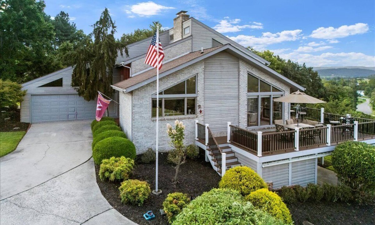 Blacksburg House | Gorgeous 4-bedroom home nestled in the Blue Ridge mountains minutes from VT