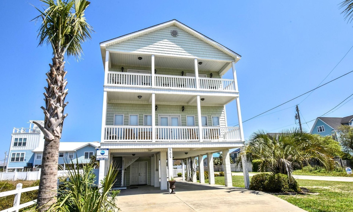 Garden City House | Grammie's Playhouse Great Location, Close to Beach