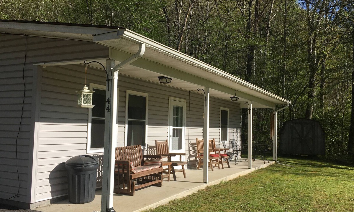 Cherokee Cottage | Great Fishing! Quiet & Relaxing! Close to Casino & Mingo Falls!