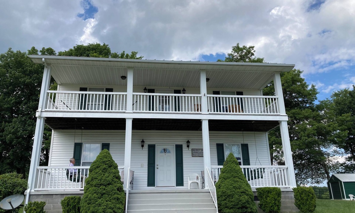 Cool Ridge House | Greenhaven Farm: 4-bedroom farmhouse in beautiful Cool Ridge, WV