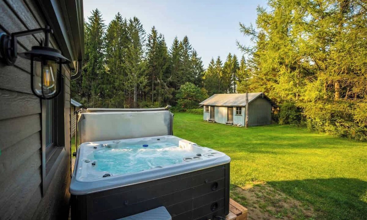 Saint-Leonard-de-Portneuf Cabin | Handcrafted Log Chalet with Hot Tub and Fire Pit