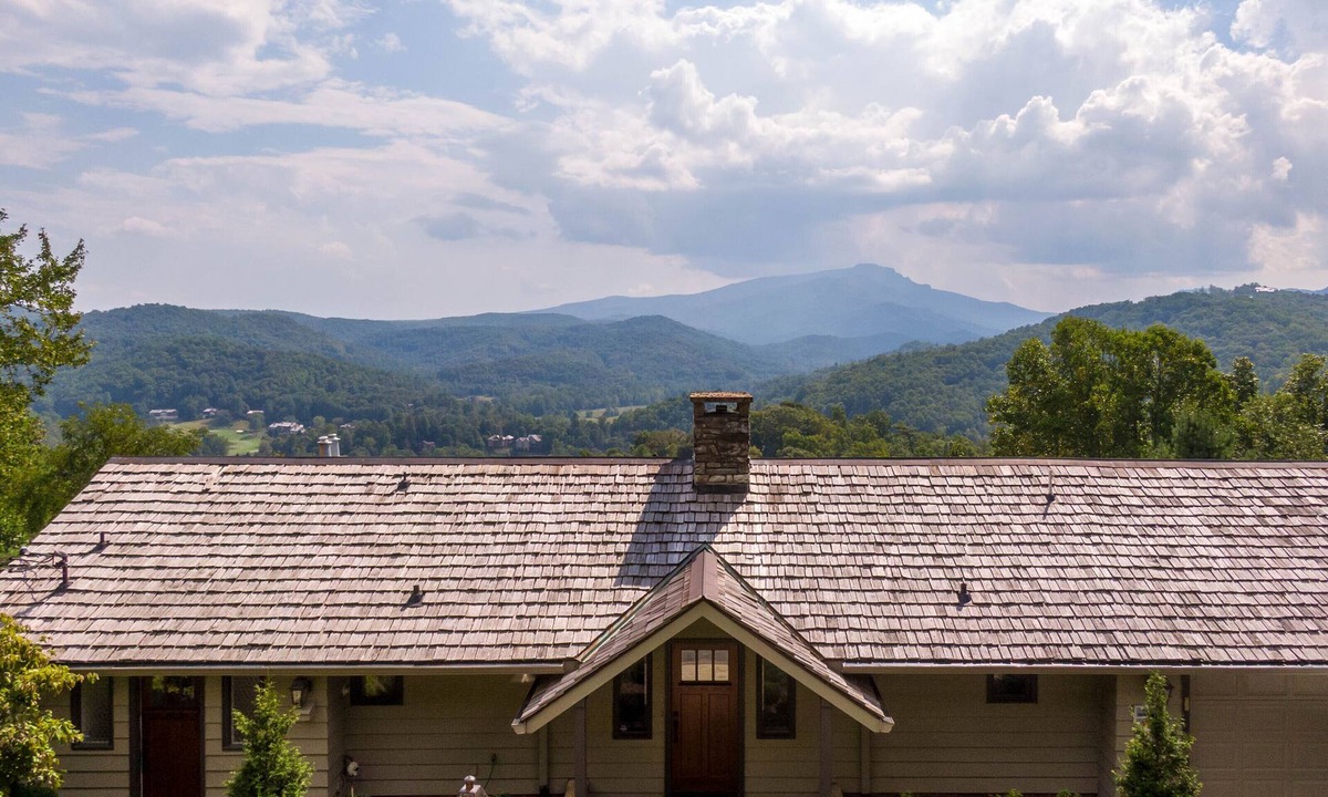 Boone House | Hawthorn House at Hound Ears - STUNNING Grandfather views! Pool table! Updated!