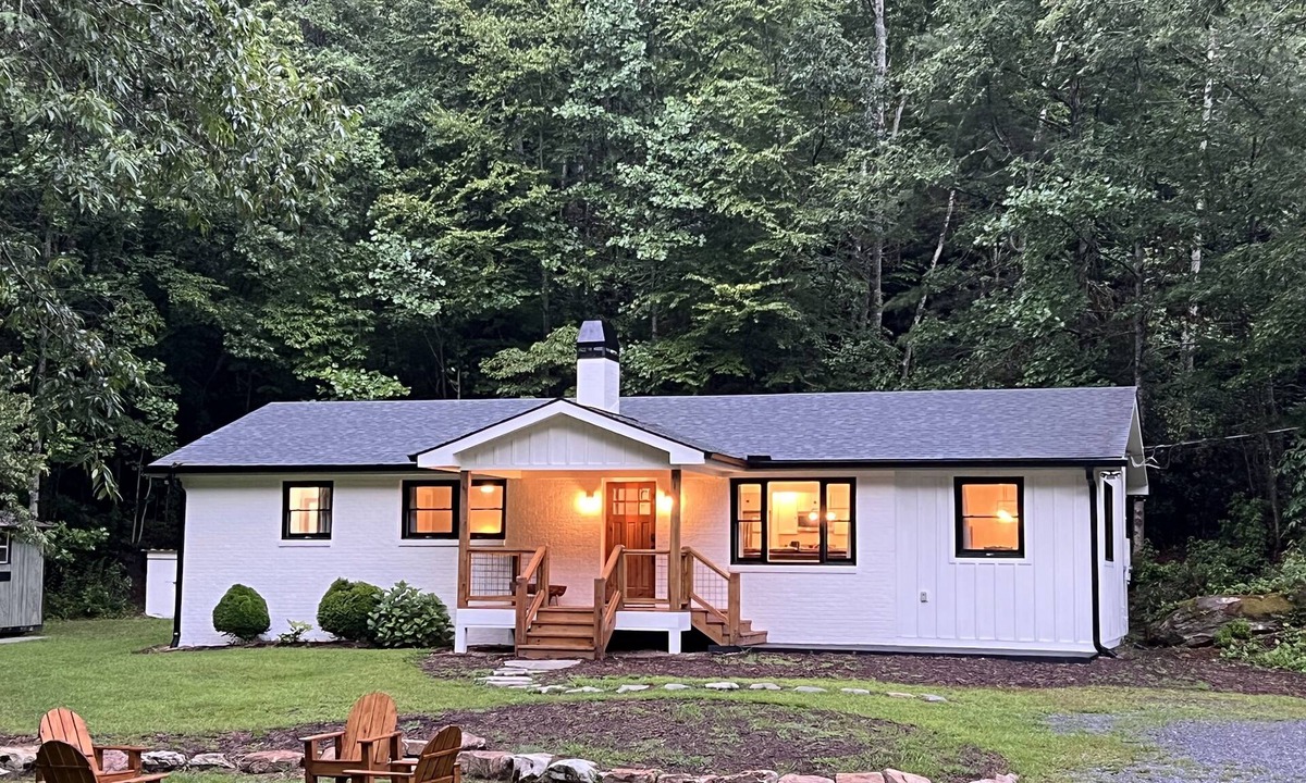 Cedar Mountain House | Highly rated cabin in DuPont State Forest between Brevard & Hendersonville