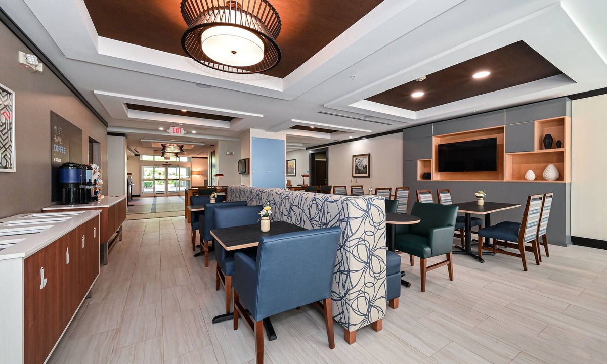 Matthews Hotel | Holiday Inn Express & Suites Charlotte Southeast - Matthews by IHG