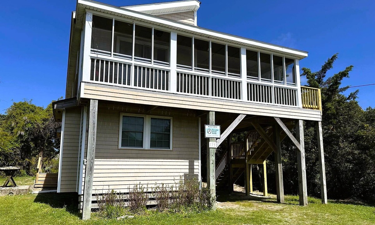 Ocracoke House | Holloman House: Dog friendly home with plenty of space