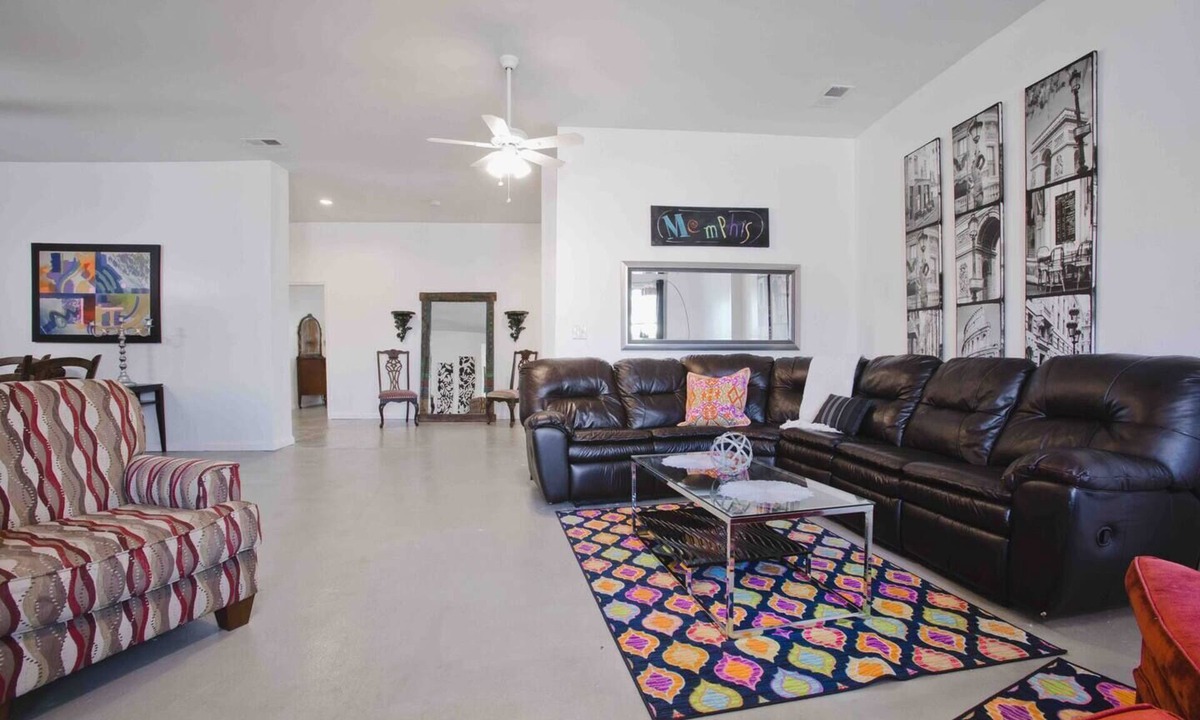 Downtown Memphis Condo | HUGE 5000 sqft condo, 2 blocks to Beale, 3 kings/8 queen beds,free gated parking