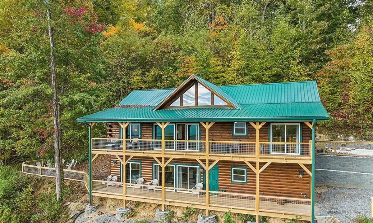 Waynesville Cabin | Huge Arcade! Family/Pet friendly log cabin with Hot Tub, Fire Pit, and VIEWS!