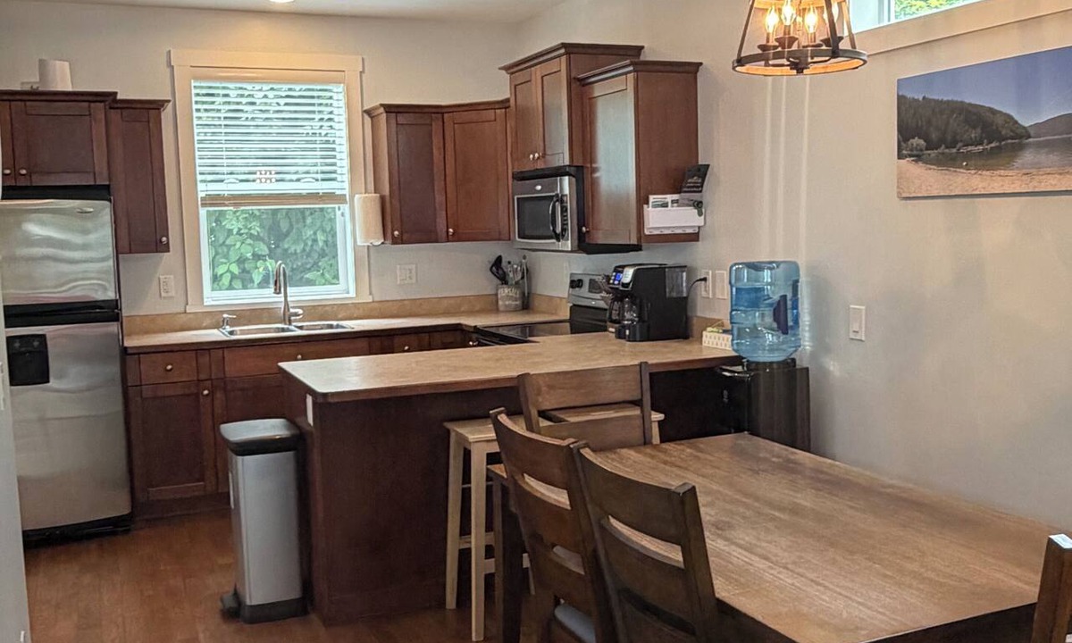 Swansea Point House | Hummingbird Fully Reno’ed Four-Season Lake Retreat | Boat Slip | Pool | Hot Tub