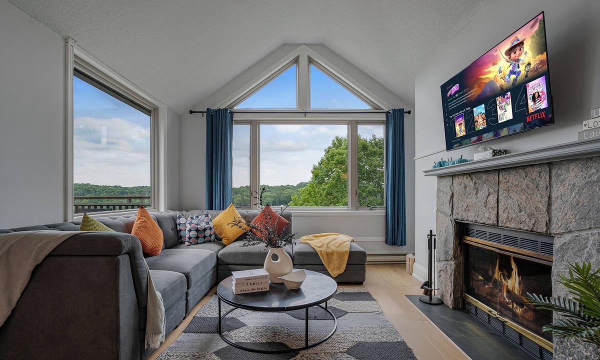 Huntsville Condo | Huntsville Lakeview Retreat | Jacuzzi & Games