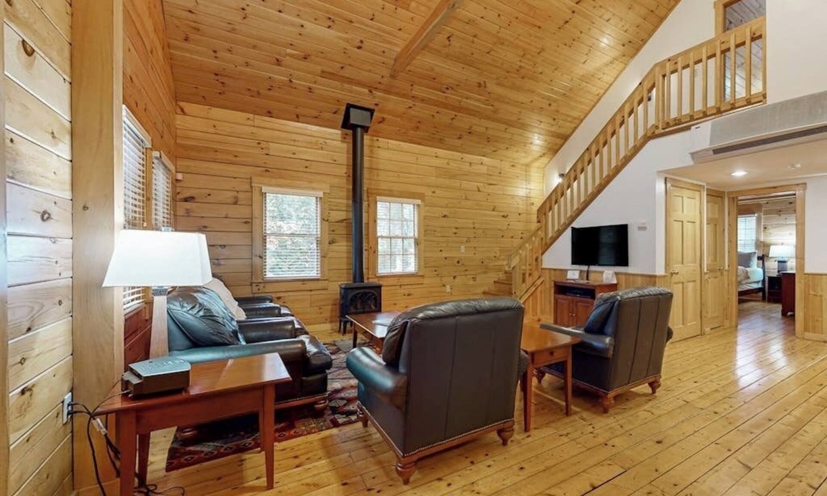 Northport Cabin | Idyllic three-bedroom dog-friendly cabin w/full kitchen, fireplace & hiking