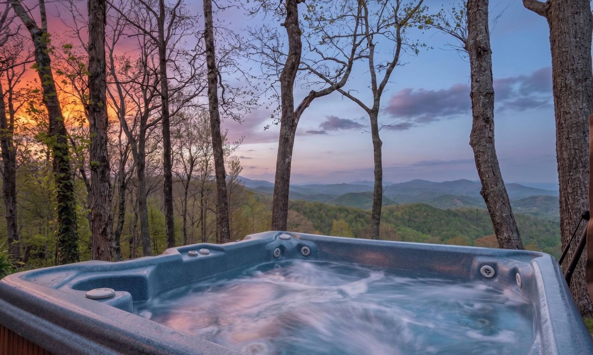 Spruce Pine Cabin | July & August Special ~ Mtn Views, Hot Tub+Fire Pit, WiFi, Fireplace, Grill!