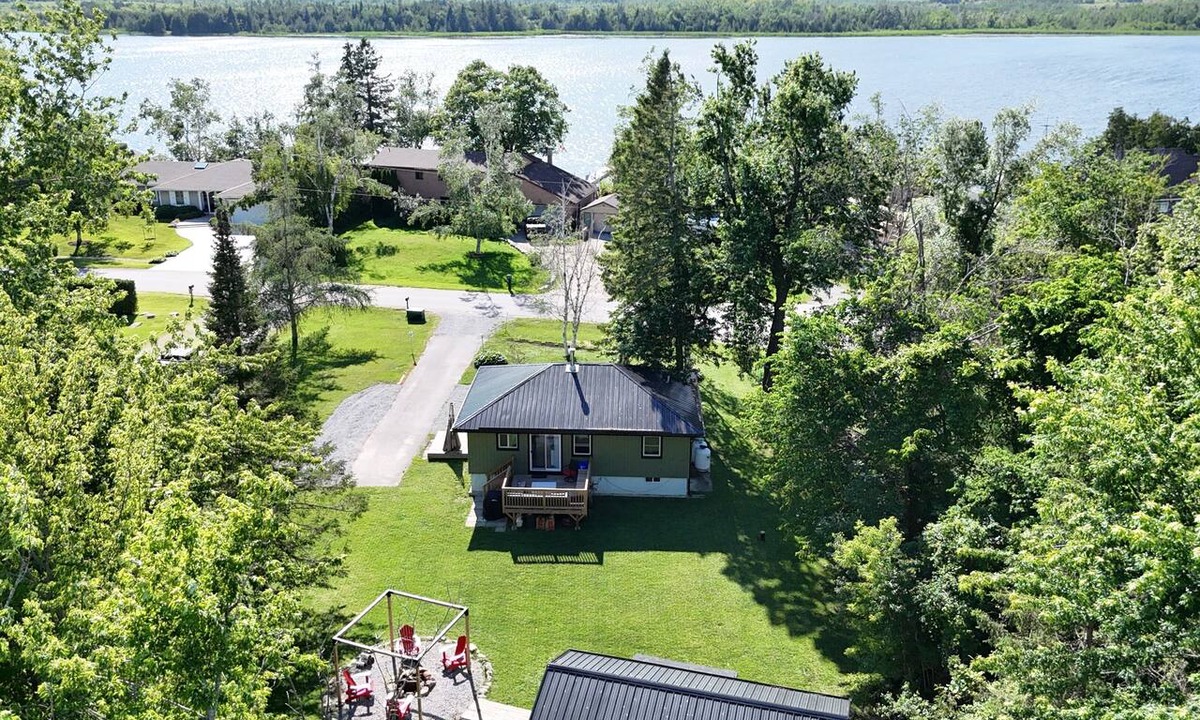 Kirkfield House | Kawartha Cottage | Canal Lake | Fire Pit + A/C