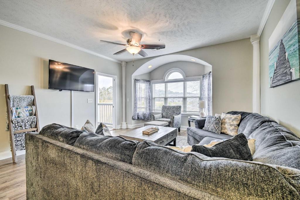 Carolina Yacht Landing Apartment | Kid-Friendly Condo with Grill about 5 Mi to Beach