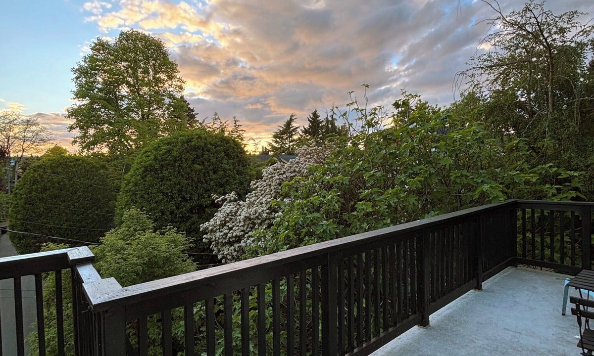 Kitsilano Apartment | Kitsilano 2 BDR Top Floor Retreat - SUNSETS + BEACH WALKS