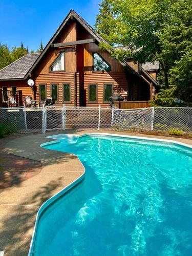 Saint-Faustin-Lac-Carre Ski Chalet | L'Eden - Air climatisé -Golf -Piscine juin à sept - SPA -Billard