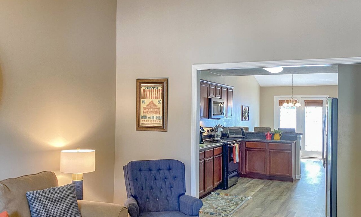 Nashville Condo | L👀K! 2 BR/2.5 bath Condo Near Lake & Airport