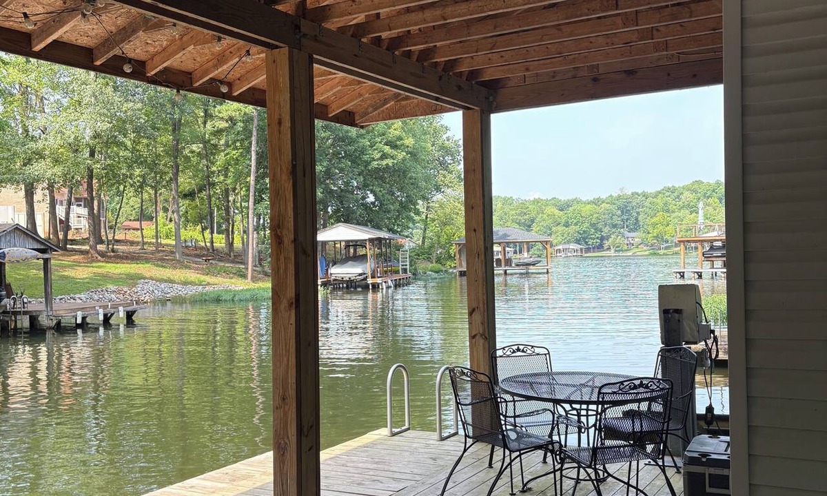 Bracey House | Lake Gaston Waterfront Retreat 3BR 2BA in Bracey VA