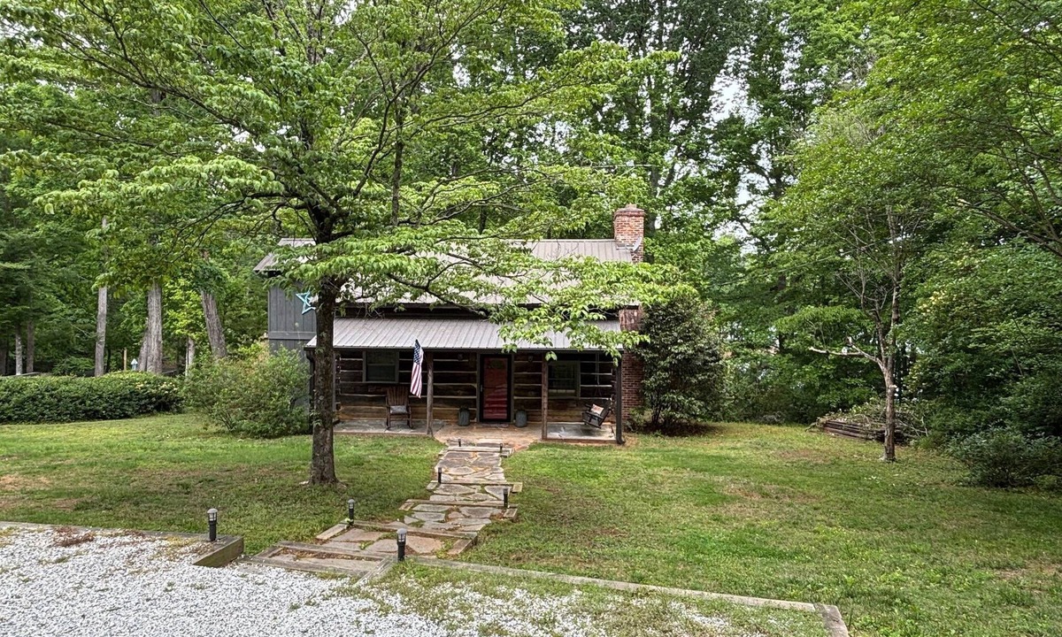 Gumlog Cabin | Lake Hartwell Cabin with covered dock, firepit, kayaks, views of lake, sleeps 12
