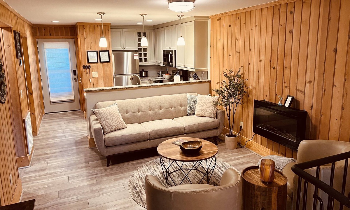 Salem Condo | Lake Keowee condo near Clemson, hiking, golf, boating