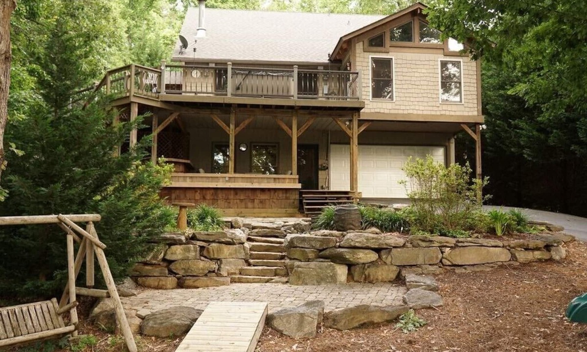 Six Mile House | Lake Keowee water front! Close to Clemson. Enjoy the patio area and firepit