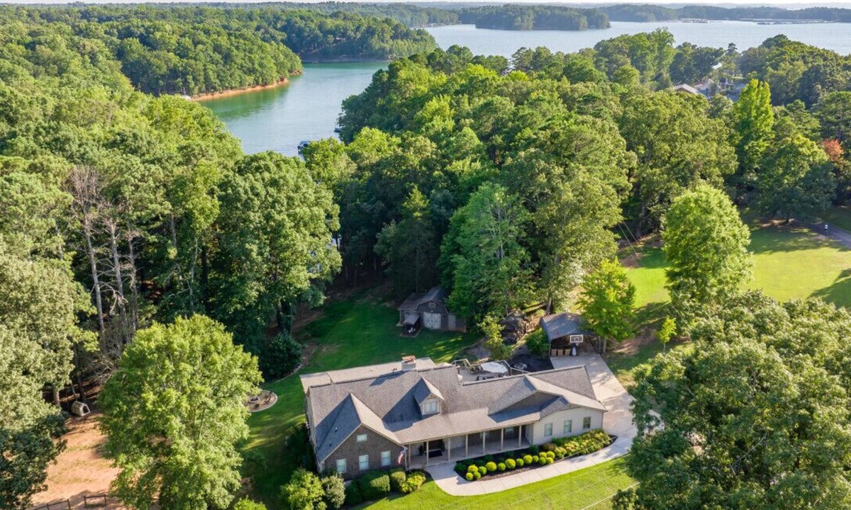 Flowery Branch House | Lake Lanier Lakefront, Swim, Kayaks, Sauna, Gym, Pickleball