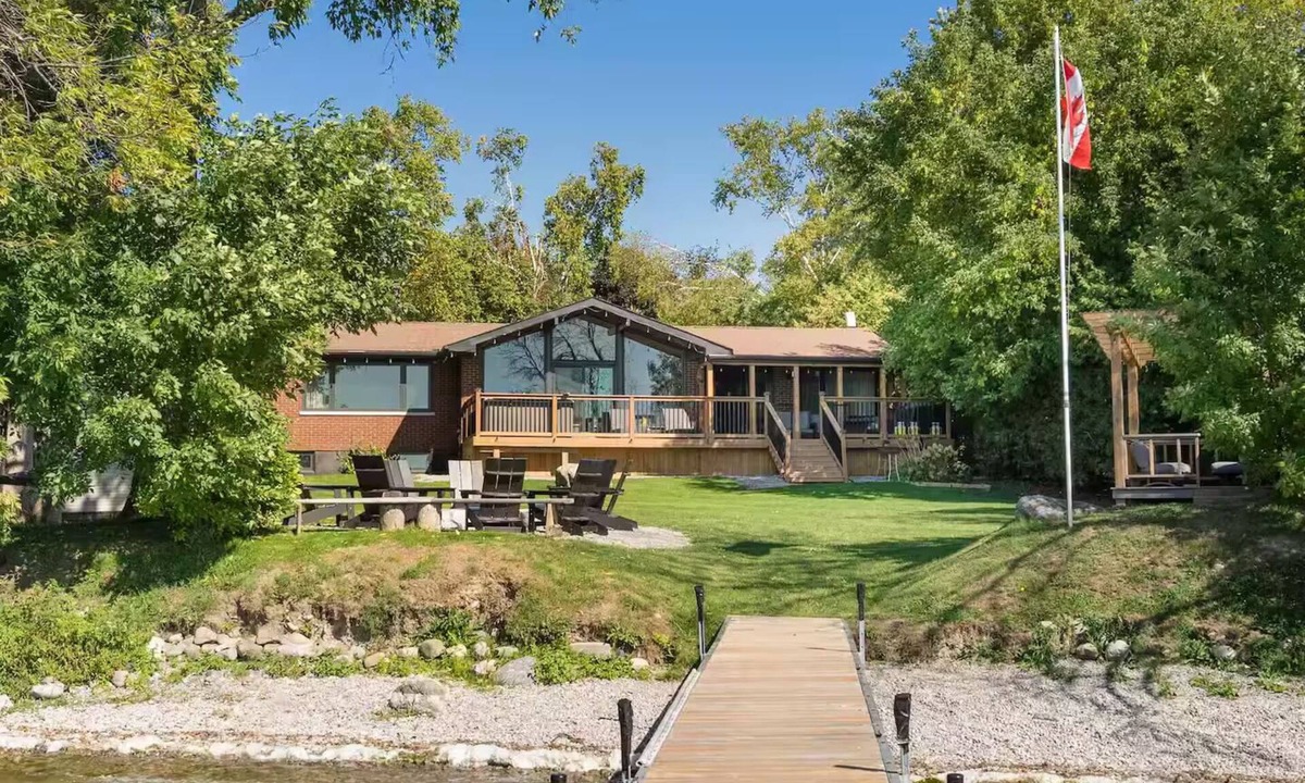 Valentia Cottage | Lake Scugog Waterfront Cottage | Hot Tub, Firepit & Pool Table