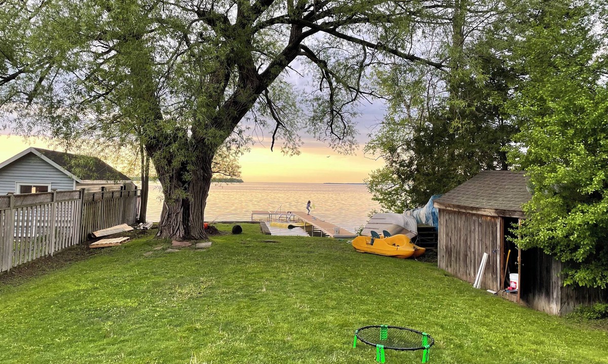 Virginia Cottage | Lake Simcoe Getaway — Just 1 Hour from Toronto! Family cottage rarely offered!