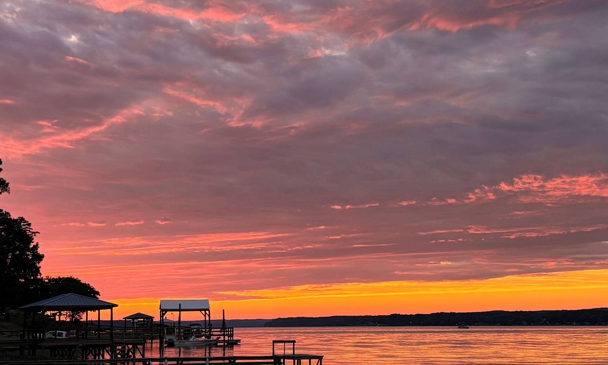 Ridgeway House | Lake Wateree Retreat,Private Dock, Fire Pit,Kayaks,Sunset glow views, sleeps 6